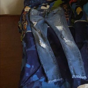 Am selling these women pants they are size 5